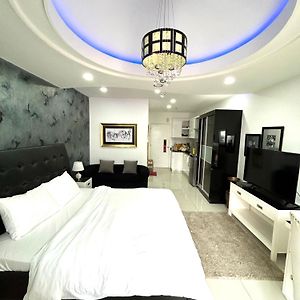 Deluxe Room With King Bed And Balcony At Kandi Palace